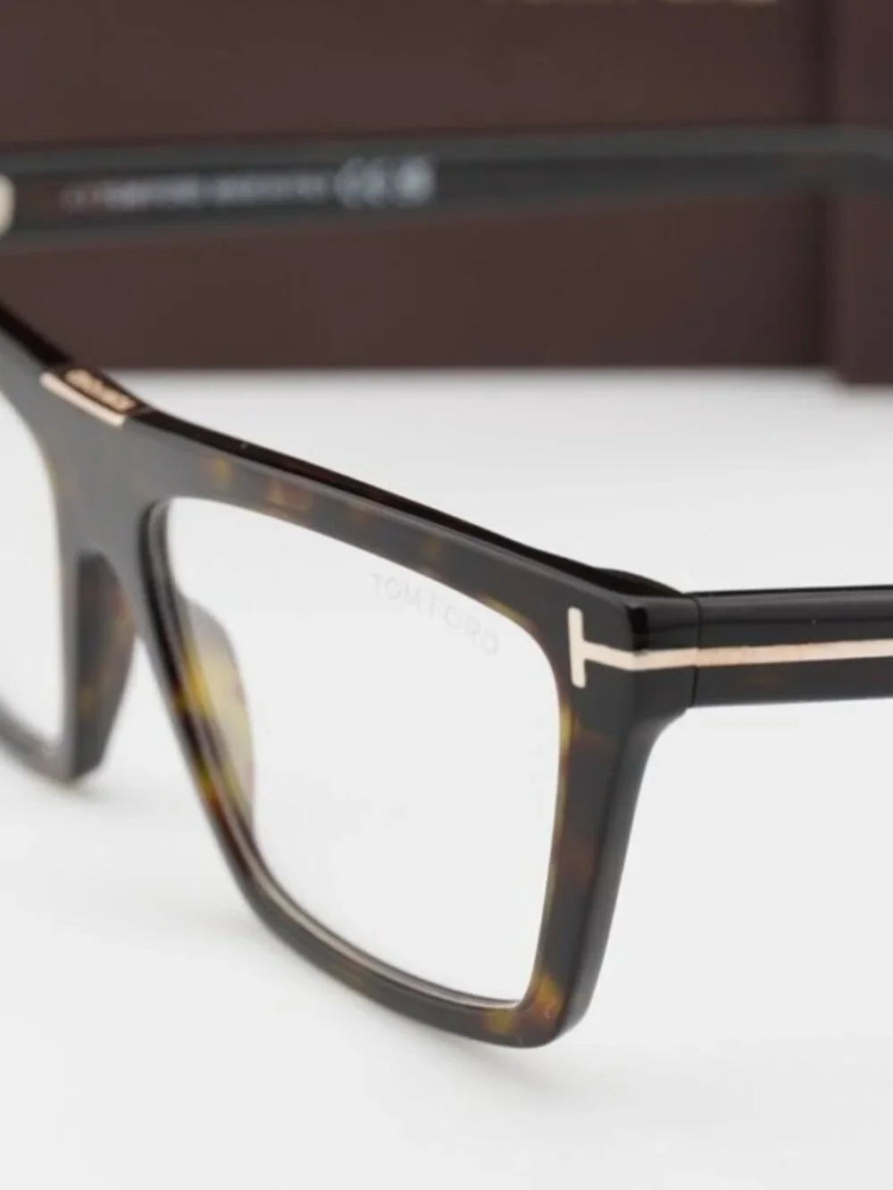 Tom Ford model ft5912
